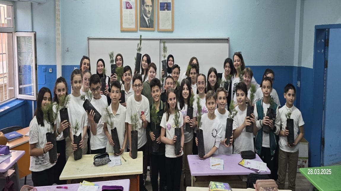 6E Sınıfında Öğrencilere Fidan Dağıtıldı